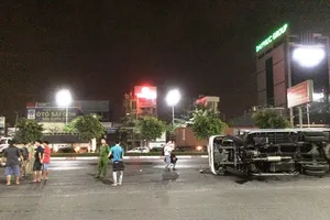 Xe tải mất lái lao vào nhà dân