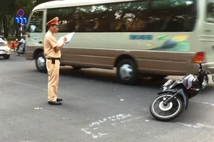 Cướp của rồi tông gãy chân người khác trên đường trốn chạy