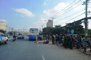 Ôm thi thể cha gào khóc trong tai nạn thương tâm