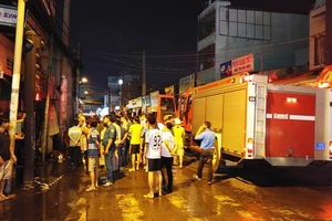 Tiệm sửa đồ phát hỏa, nữ hàng xóm ngất xỉu