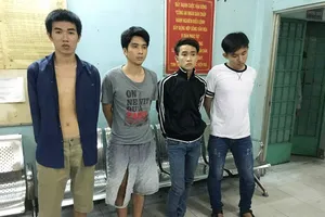 Trinh sát vượt tường rào 3 m, leo mái nhà truy bắt tội phạm