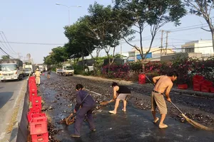 Hàng trăm chai bia rơi xuống đường, người Sài Gòn xúm vô dọn giúp