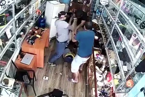 Công an thông tin về clip chủ cửa hàng điện thoại bị đánh