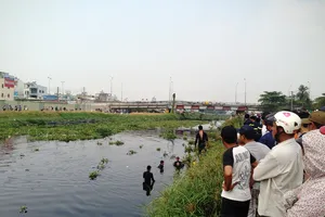 Hơn 10 'người nhái' lặn tìm người đàn ông nhảy kênh