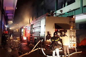 Clip: Công ty giày cháy lớn, huy động hàng trăm cảnh sát PCCC 