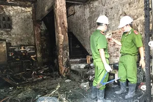 Gia đình đóng cửa đi lễ chùa, hàng xóm gọi điện báo cháy nhà 