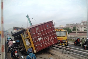 Người dân hốt hoảng vì container rơi khỏi xe, chắn ngang đường