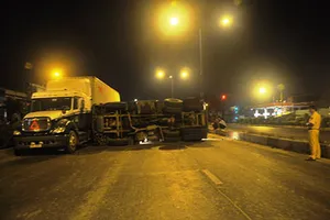 Tài xế xe chở cát bị thương sau cú tông đuôi container