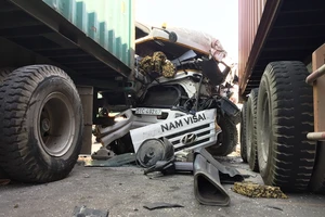 Tài xế, phụ xe mắc kẹt 30 phút trong xe bồn bị cháy