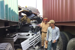 Clip Tài xế, phụ xe mắc kẹt trong xe bồn bốc cháy