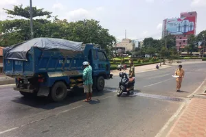 Nữ sinh bị xe ben cán gãy chân khi đang đi học