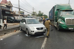 Xe container húc văng ô tô 7 chỗ, quốc lộ ùn ứ