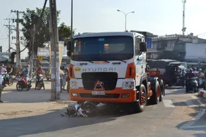 Container rẽ vào đường cấm, cán nát chân người phụ nữ