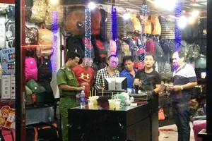 Cô gái vào tiệm túi xách chém nhân viên để cướp 