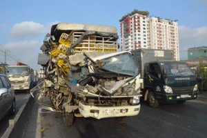 Xe tải bẹp đầu, phụ xe mắc kẹt trong cabin kêu cứu