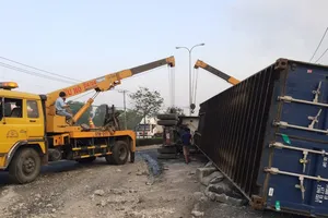 Clip: Xe container lật ngang trên quốc lộ