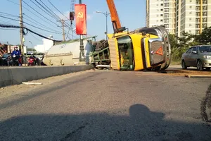 'Húc' dải phân cách, xe đầu kéo lật nhào