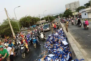 Đứt dây chằng, hàng trăm thùng bia văng tung tóe