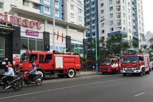 TP.HCM: Hoảng loạn tháo chạy vì chung cư 20 tầng bị cháy