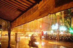 Cơn mưa 'vàng' giải nhiệt cho người dân Sài Gòn