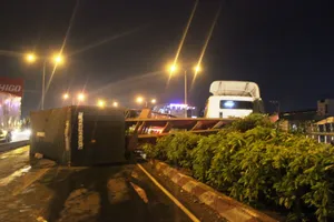 Xe container đổ dốc, lật nhào trên cầu vượt Bình Phước