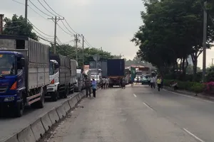 Đầu xe container biến dạng sau cú tông dải phân cách