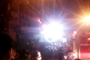 Video: Tiệm nước đá cháy, nổ như pháo hoa