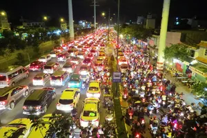 Kẹt xe khủng khiếp trước ngày nghỉ lễ