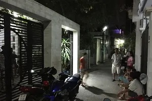 Cảnh sát khống chế nam thanh niên cầm dao uy hiếp vợ chồng cụ già