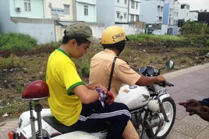 CSGT dừng tuần tra để đưa nam sinh đi cấp cứu