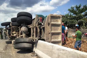 Xe ben lật nhào, hàng tấn đất đổ ra làn đường xe máy ở dốc cầu Phú Mỹ