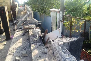 Container lật ngang, tông gãy thành cầu Võ Khế