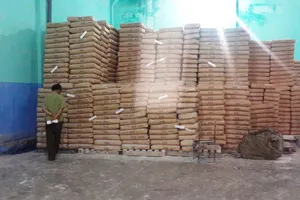 Hàng trăm tấn bột mì hết đát bị phát hiện tại Tân Bình