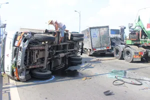 “Xe điên” húc văng xe bồn và xe tải trên xa lộ Hà Nội