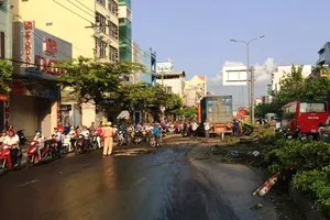 Xe container mất thắng tông gãy 3 trụ đèn