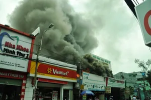 Gara ô tô bùng cháy lớn