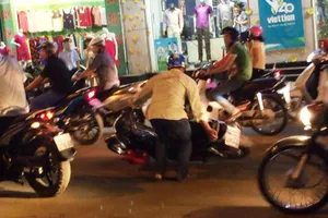 Cát chống ngã xe gây ngã xe trên đường Cộng Hòa