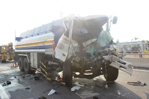 Xe bồn tông vào đuôi container, phụ xe chết thảm