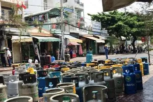 Thanh niên nghi ngáo đá lao vào cửa hàng gas, châm lửa tự sát