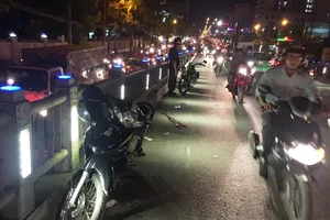 Cảnh sát cơ động TP.HCM đưa người gặp tai nạn đi cấp cứu