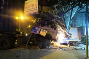 Cả gia đình bỏ chạy khi xe container lao vào nhà trong đêm