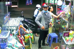 Clip: Giả khách mua kẹo cao su để trộm xe SH