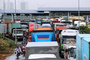 Container tông trụ đèn cầu Phú Mỹ, hàng ngàn phương tiện chôn chân