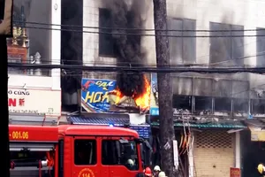 Clip: Dãy cửa hàng ở cư xá năm tầng phát hỏa