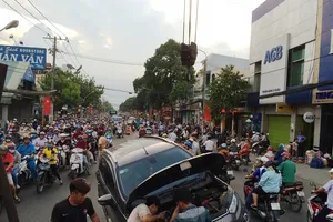 Xế hộp 'bay' lên dải phân cách, kẹt xe nhiều cây số