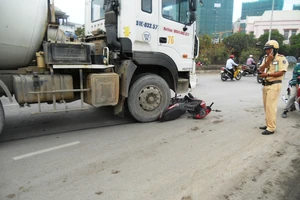 Nữ công nhân bị xe bồn kéo lê hàng chục mét khi đi làm