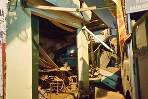 Clip: Hiện trường vụ xe tải tông quán phở