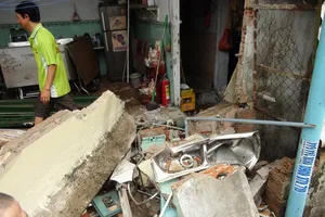 Xe tải mất lái, tông sập một quán phở