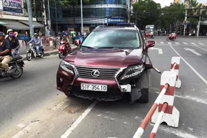 Phong tỏa cầu Calmette vì Lexus bạc tỉ tông dải phân cách