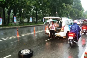 Xe taxi rớt bánh khi chở 7 hành khách đến sân bay Tân Sơn Nhất